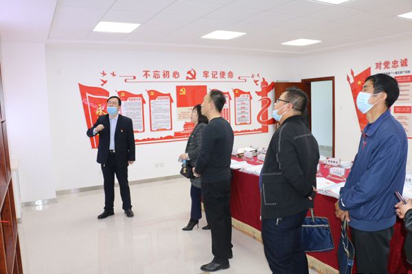 涇川縣循環(huán)經(jīng)濟產(chǎn)業(yè)園區(qū)管委會副主任袁紅燕一行來我公司考察調(diào)研(圖2) 涇川縣循環(huán)經(jīng)濟產(chǎn)業(yè)園區(qū)管委會副主任袁紅燕一行來我公司考察調(diào)研(圖2)