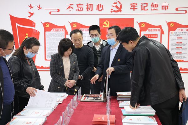 涇川縣循環(huán)經(jīng)濟產(chǎn)業(yè)園區(qū)管委會副主任袁紅燕一行來我公司考察調(diào)研(圖3) 涇川縣循環(huán)經(jīng)濟產(chǎn)業(yè)園區(qū)管委會副主任袁紅燕一行來我公司考察調(diào)研(圖3)