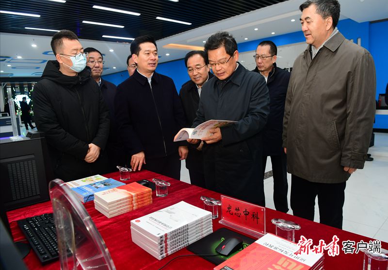 任振鶴在平?jīng)鲋悄芙K端光電產(chǎn)業(yè)園調(diào)研(圖1) 任振鶴在平?jīng)鲋悄芙K端光電產(chǎn)業(yè)園調(diào)研(圖1)