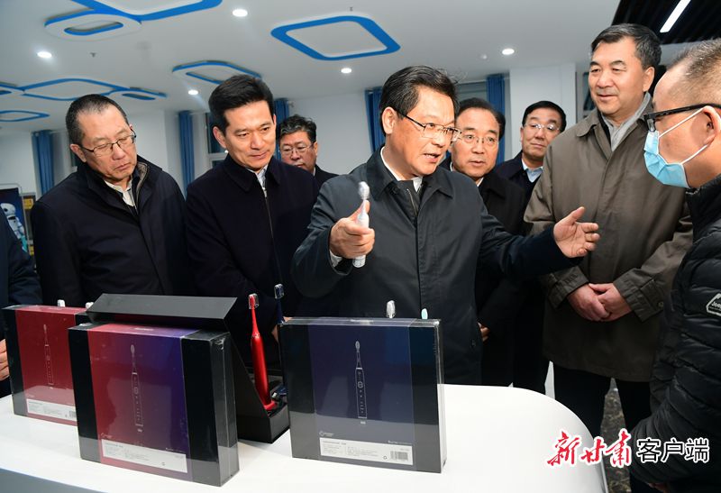 任振鶴在平?jīng)鲋悄芙K端光電產(chǎn)業(yè)園調(diào)研(圖3) 任振鶴在平?jīng)鲋悄芙K端光電產(chǎn)業(yè)園調(diào)研(圖3)